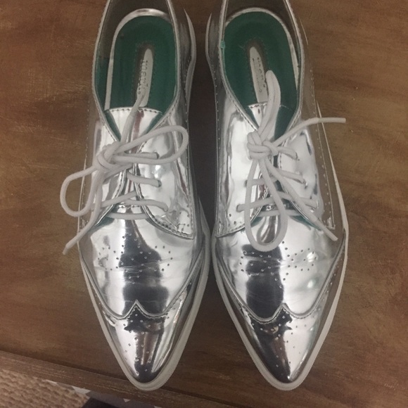 🌺NWOT🌸 Mark Silver Streak Sneakers - Picture 2 of 4